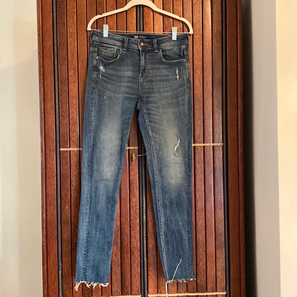 ZARA DISTRESSED JEANS